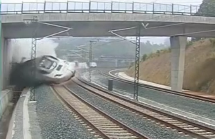 Intre do accidente do tren Alvia en Angrois en Santiago nunha imaxe dunha cámara fixa de RENFE 