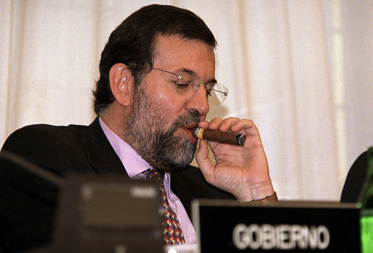 Rajoy fumándose un puro cando era Ministro
