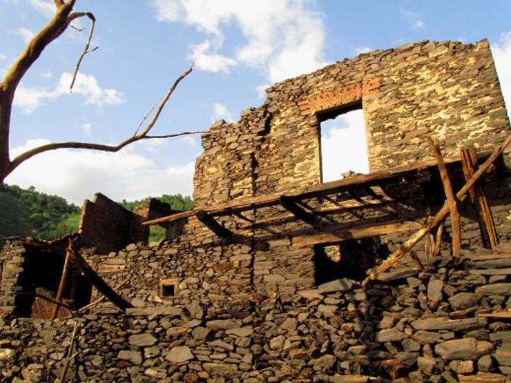 Casa asolagada polo encoro de Belesar na aldea de Porto
