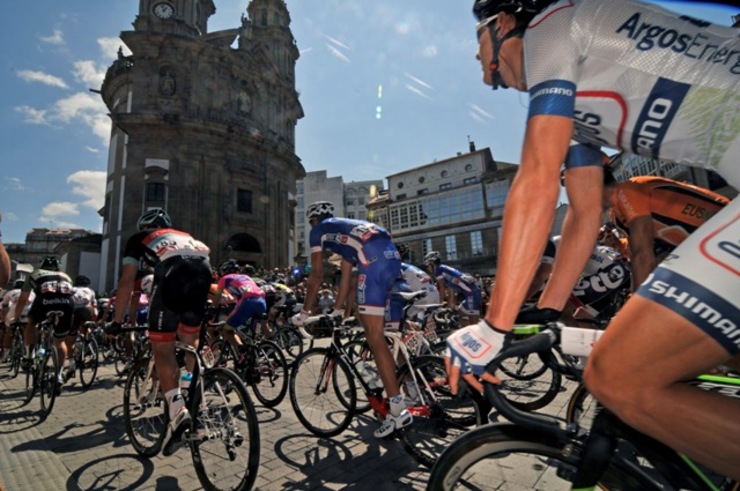 Saída da etapa de La Vuelta 2013 de Pontevedra