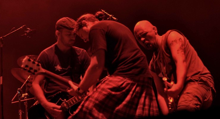 A banda italiana de ska-punk Talco no festival Sonrías Baixas 2013 de Bueu 