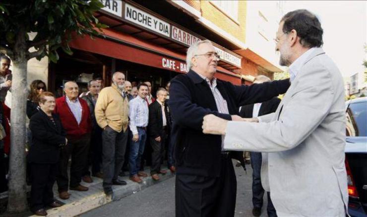 Mariano Rajoy saúda ao alcalde de Baralla.