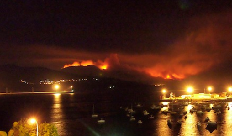 Monte Pindo ardendo de noite 