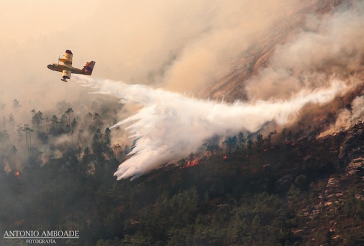 Un hidroavión tenta apagar un lume en Carnota/Antonio Amboade