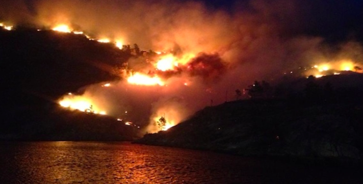 Un lume devorando a enseada do Ézaro 