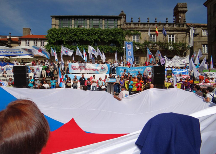 Manifestación do BNG na Quintana cunha grande bandeira nacionalista 