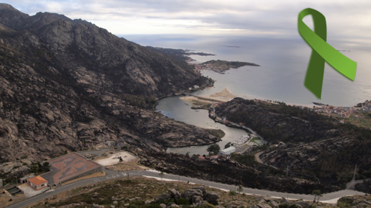 Parte do Monte Pindo e do Ézaro, coa praia de San Pedro, ao fondo, calcinados tras o feroz incendio que sufriu a zona
