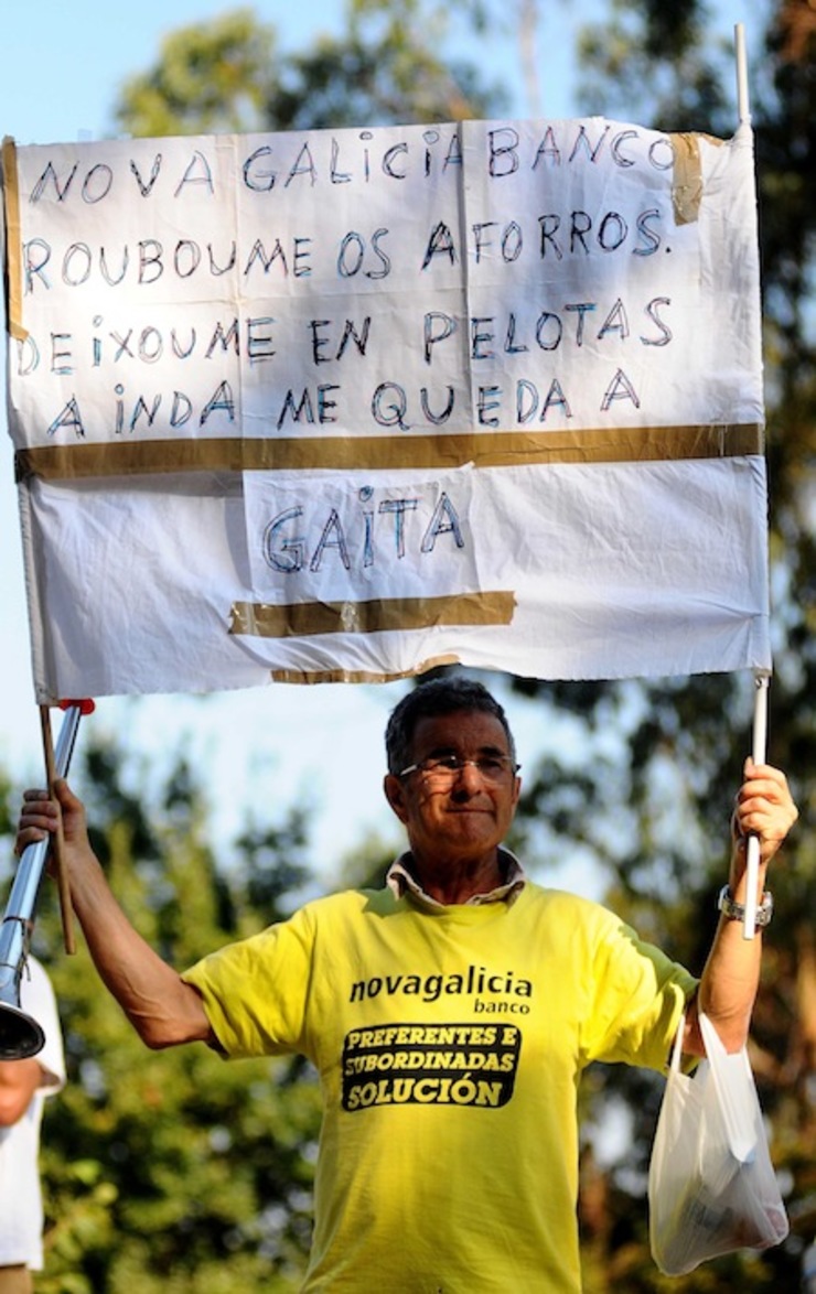 Protesta dos afectados polas preferentes contra Rajoy e o PP en Soutomaior 