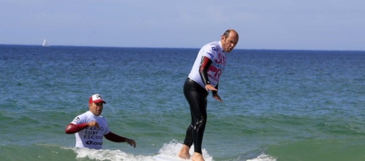 Louzán tomando clases de surf na Lanzada