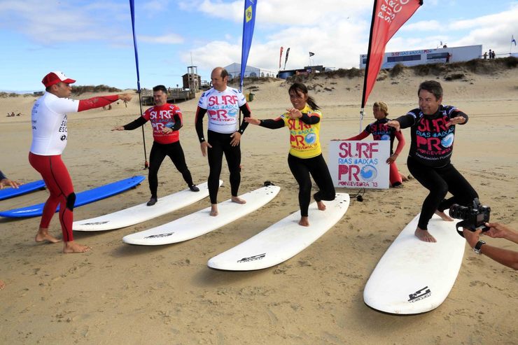 Louzán tomando clases de surf na Lanzada/ Deputación de Pontevedra Louzán tomando clases de surf na Lanzada/ Deputación de Pontevedra