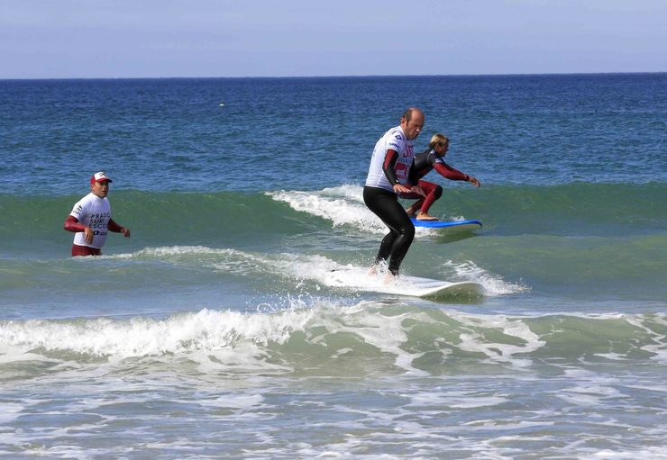 Louzán tomando clases de surf na Lanzada