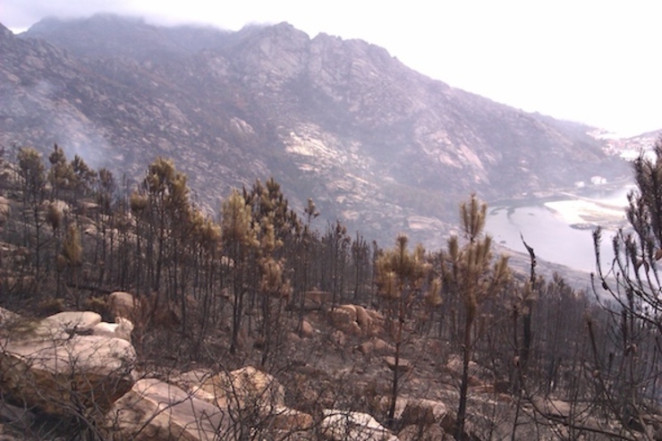 O Monte Pindo queimado tras o devastador incendio de setembro de 2013