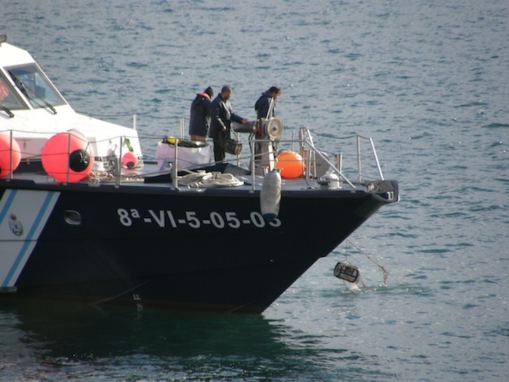 Os barcos de Gardacostas da Xunta proceden a retirar unhas nasas e sancionar ao patrón dun barco de Baixura/ Dario Gómez