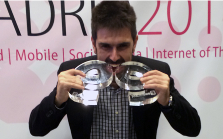 Ruben Ferreiro de Elogia Media recollendo o premio eAwards+