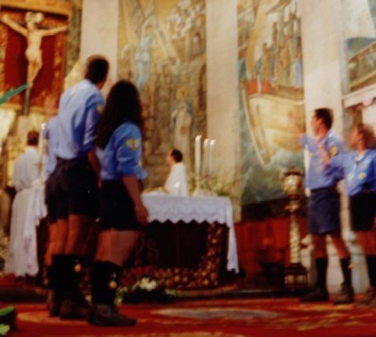 Menores uniformados nunha misa da Orde de San Miguel Arcángel 