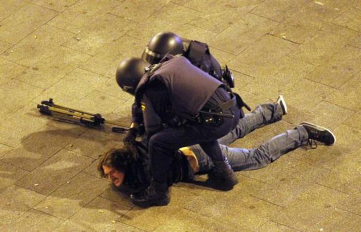 Un xornalista que non levaba chaleco identificativo é inmobilizado nunha protesta que tivo lugar en Madrid