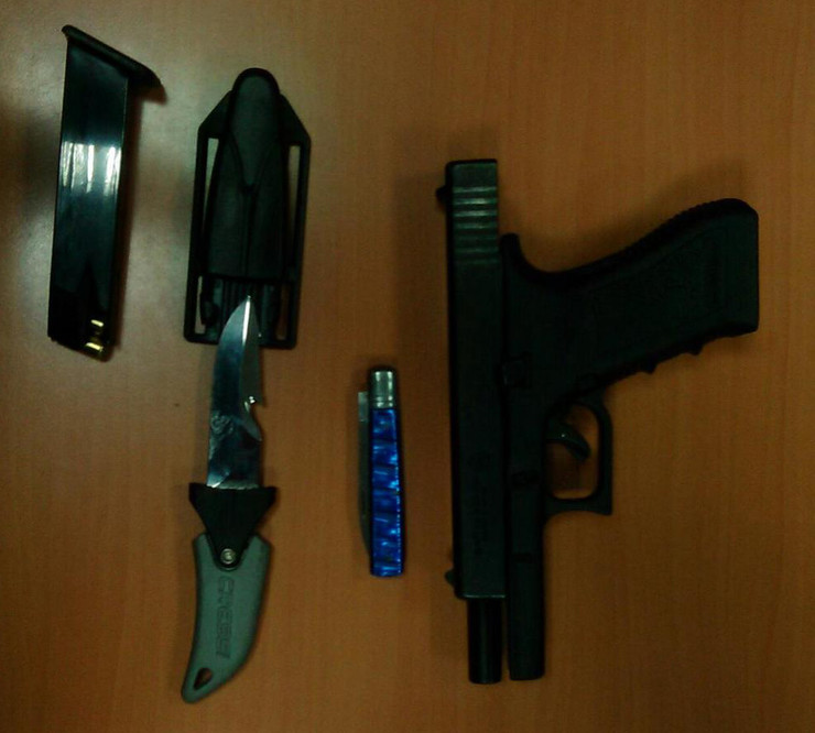 Pistola de fogueo e coitelo, obxectos supostamente incautados ao detido en Ferrol