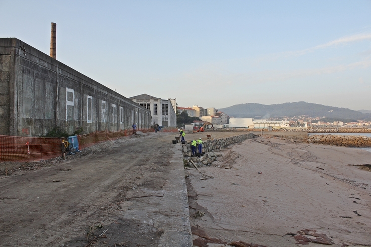 Obras no litoral ao carón da antiga fábrica de Massó en Cangas, preto da praia do Salqueirón