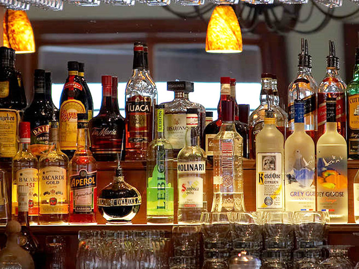 Botellas de alcol nun bar