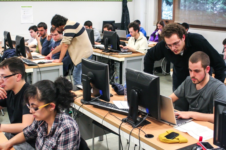 Aula de informática na universidade / campusvida.com