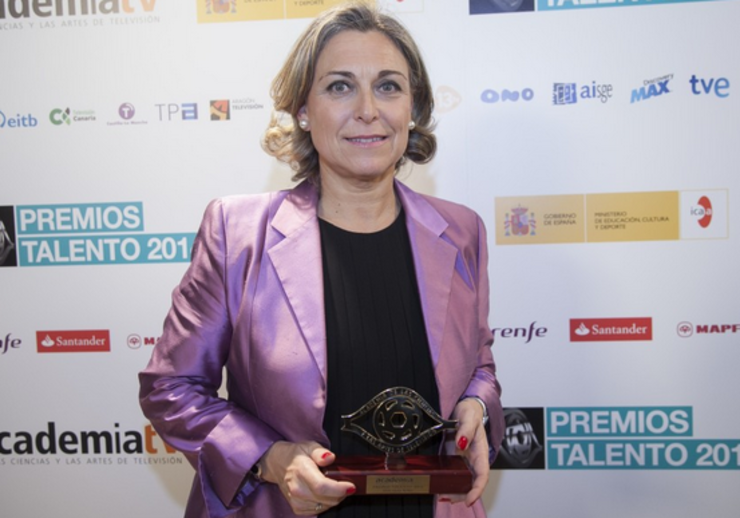 Rosa Vilas, directora da TVG, recolle o premio da Academia da Televisión 
