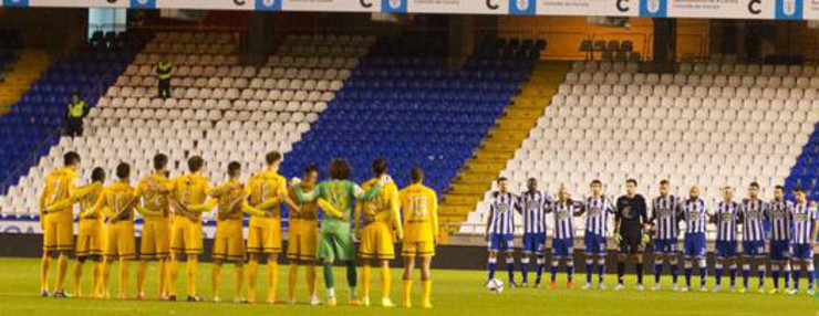 Minuto de silencio en Riazor, coa bancada de maratón baleira. 