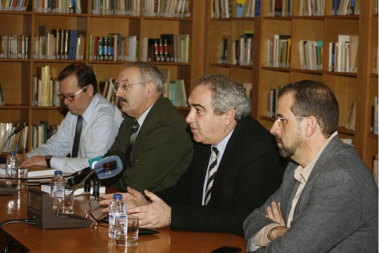 De esquerda a dereita, Gabriel Rei-Doval, Ramón Villares, Ernesto González e Henrique Monteagudo, durante a presentación da obra