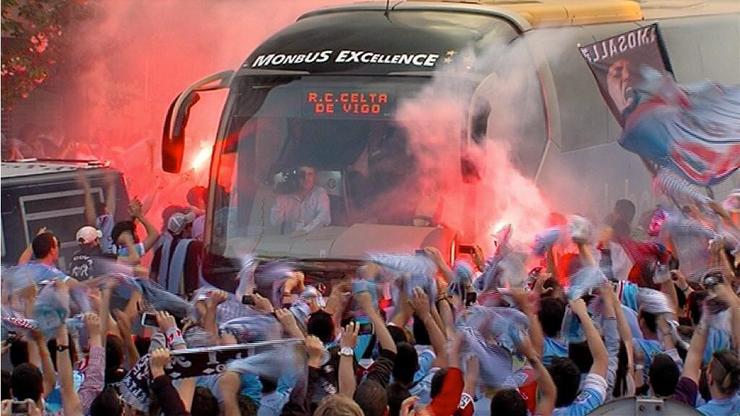 A afección do Celta rodea o autobús do seu equipo. / @rccelta_oficial