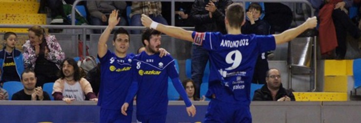 Antonio Diz celebra o gol. 