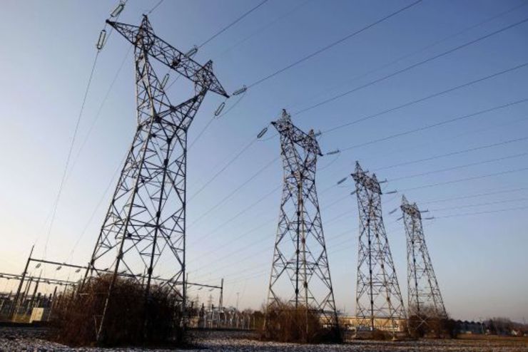 Estación eléctrica con liñas de alta tensión