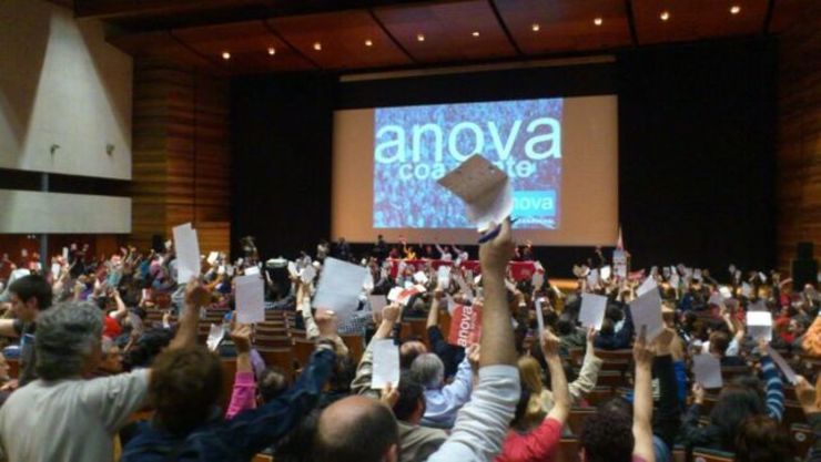 Votación dos militantes de Anova nunha asemblea/ eldiario.es
