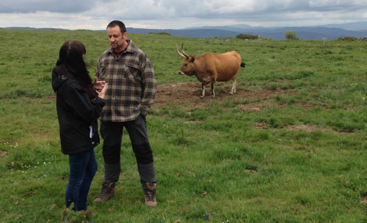 Roberto Álvarez no monte onde pacen as vacas