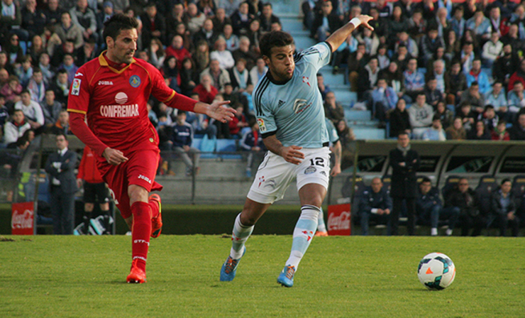 Rafinha escapa dun rival co balón. 
