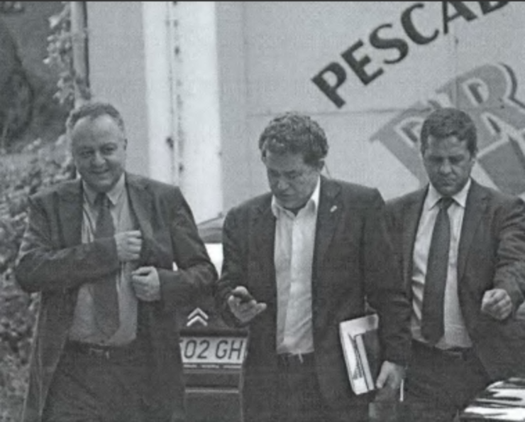 Lores, no centro, alcalde de Pontevedra, entrando a xantar na Casa da Viña en Santiago cando os directivos de Aquagest nunha foto do sumario da Pokemon