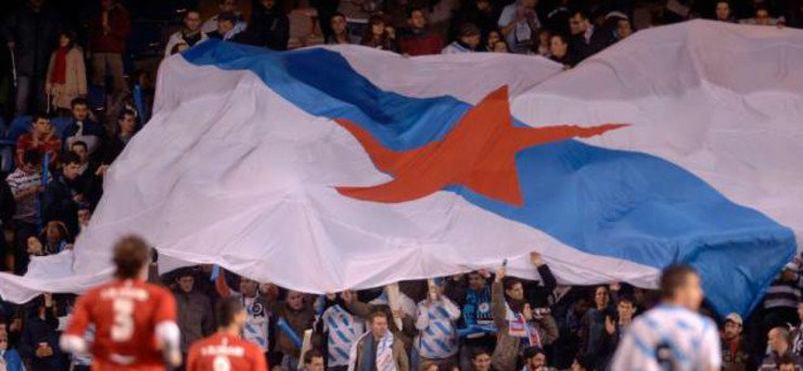 A bandeira coa estrela vermella nun partido da selección galega. 