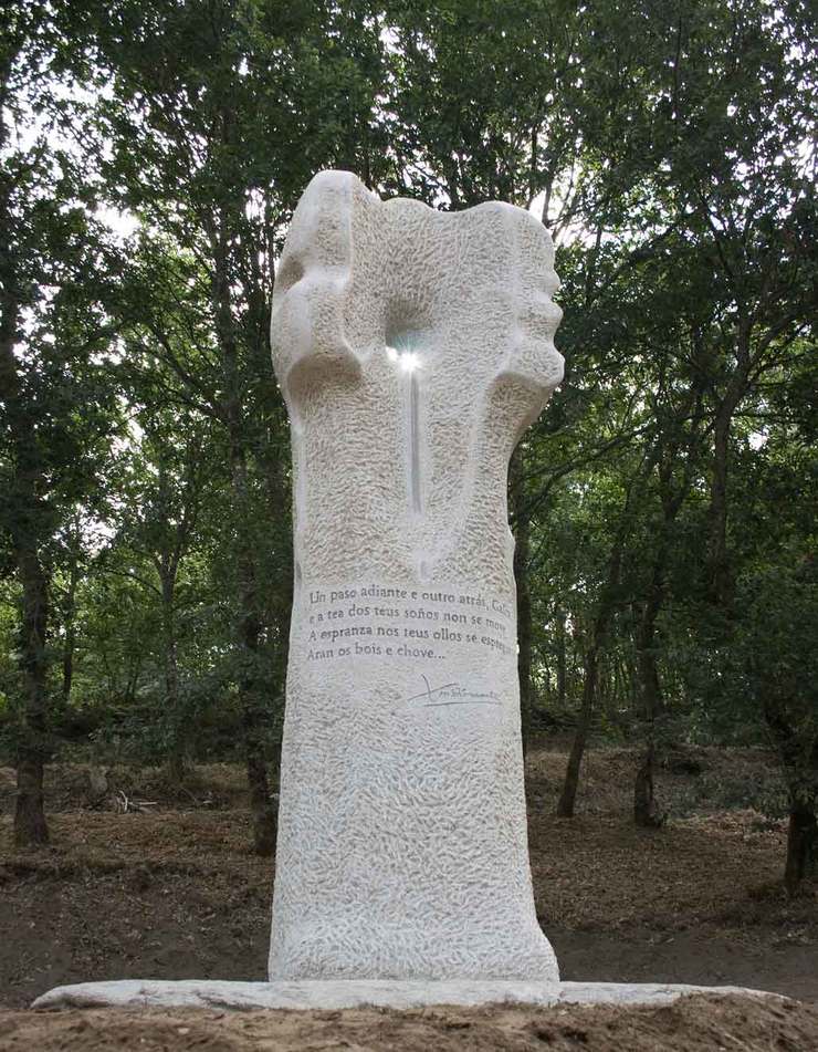 O acto contou cunha ofrenda floral no monumento 'Nimbos de luz' do escultor Xosé Cid