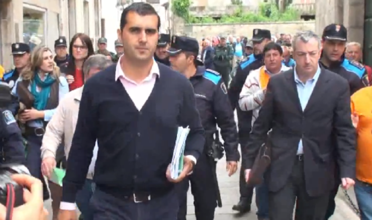 Protestas dos afectados polas preferentes ante a Mancomunidade do Val Miñor