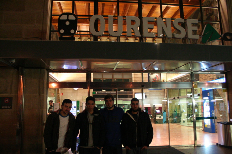 Caloroso recibimento na estación de trens de Ourense