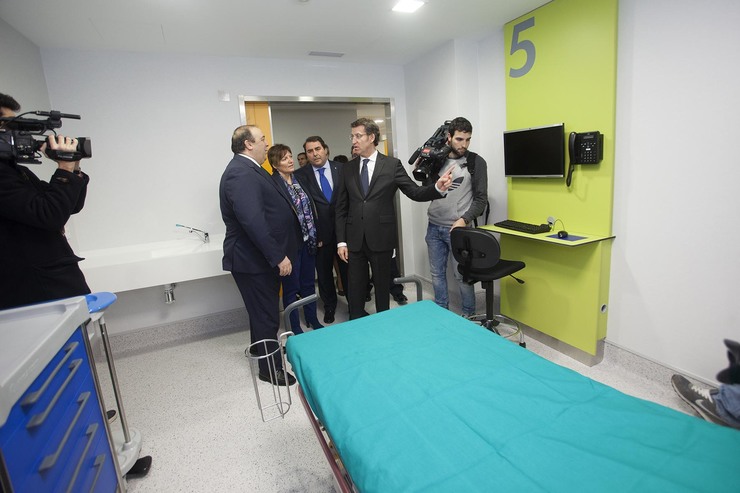 Feijóo nas novas depencias do CHUAC coa conselleira de Sanidade e o alcalde da Coruña 