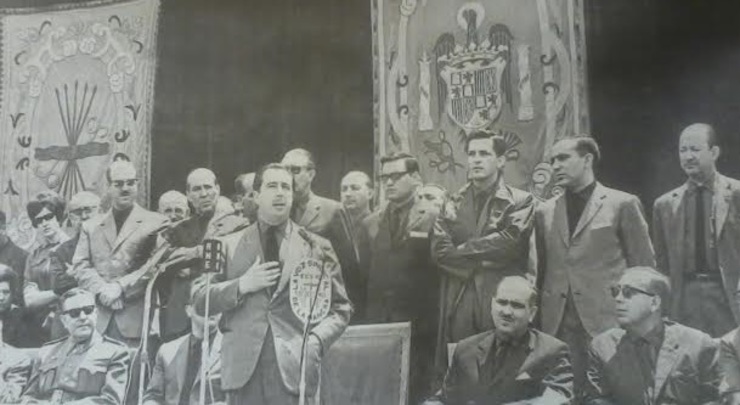 Adolfo Suárez nun acto de Falange Española
