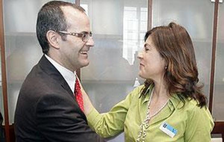 Gloria Lago, de Galicia Bilingüe, saúda ao ex conselleiro de Educación, Jesús Vázquez 