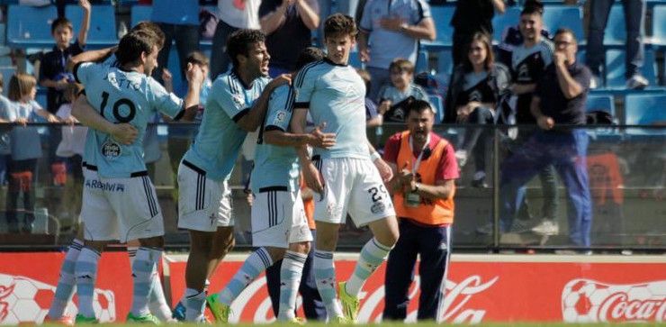 Os célticos felicitan a Santi Mina polo gol. 
