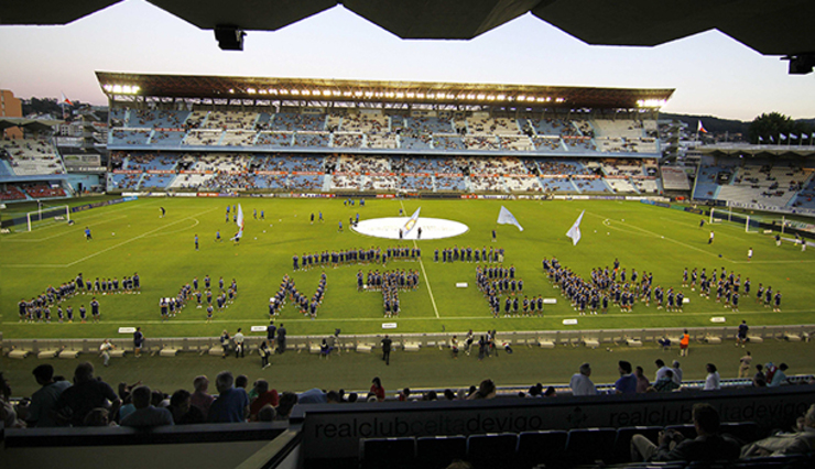 Os equipos da canteira do Celta sobre o céspede de Balaídos. 