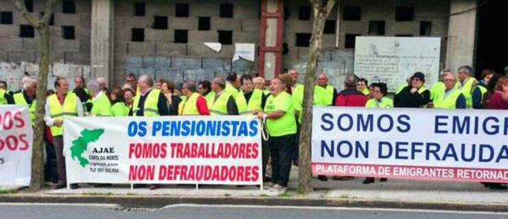 Protesta dos emigrantes retornados diante do Parlamento