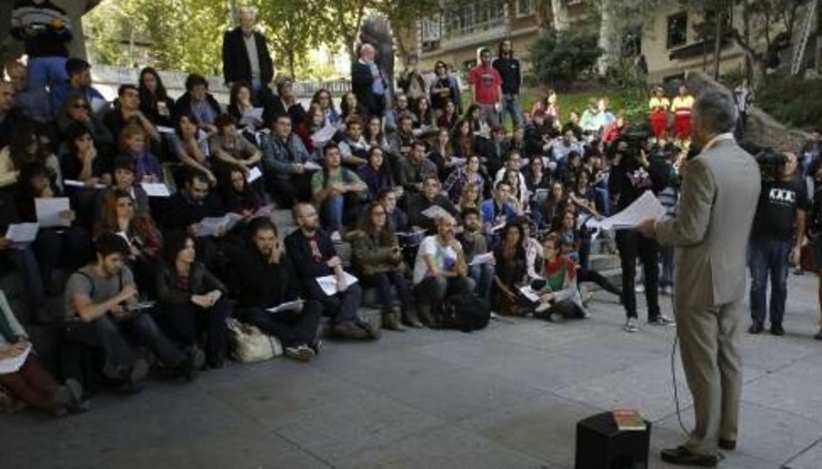 Profesor dando clases na rúa como medida de protesta contra os recortes en educación 