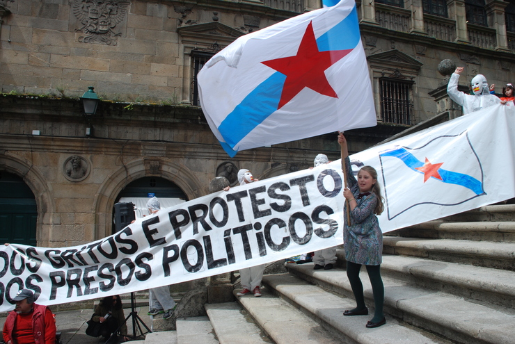 Faixa de Ceivar a prol dos presos independentistas o Primeiro de Maio en Santiago