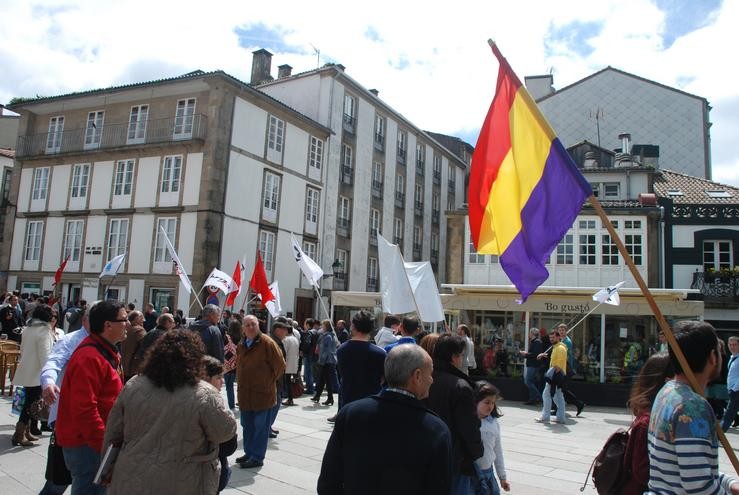 Bandeira da República ao paso da manifestación da CIG o Primeiro de Maio en Santiago/ M.V.