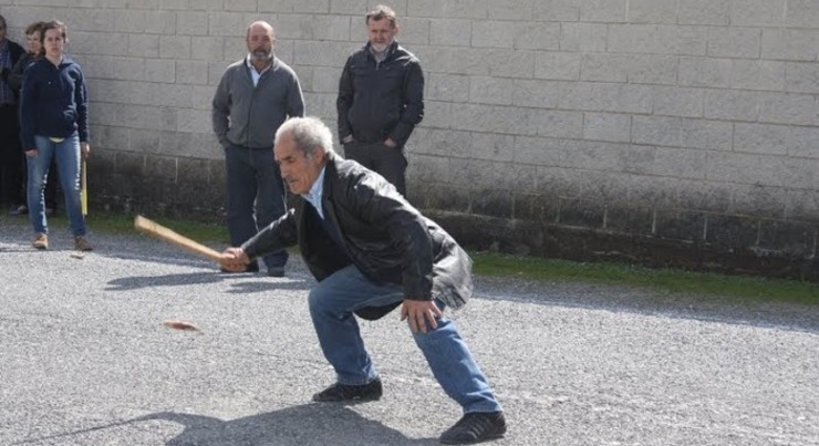 Un participante na proba de billarda. 