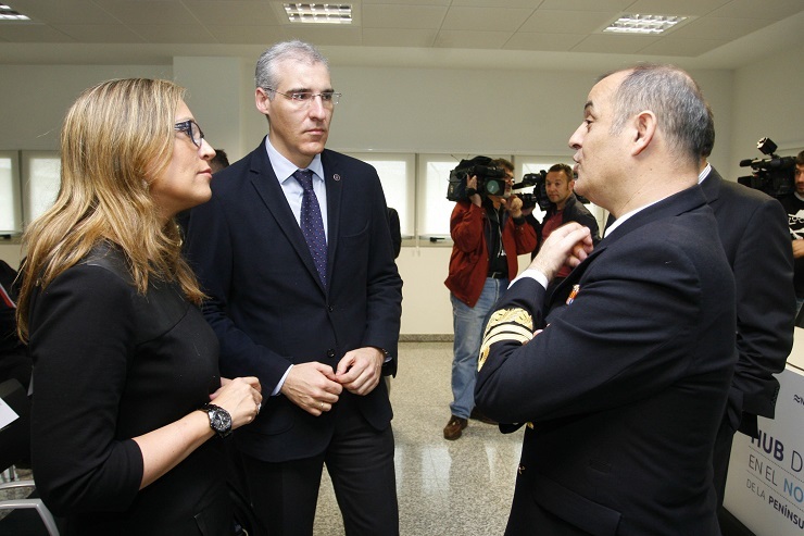 O conselleiro de Economía e Industria, Francisco Conde, e a de Facenda, Elena Múñoz, cun representante de Gas Natural na presentación do novo proxecto de Reganosa 