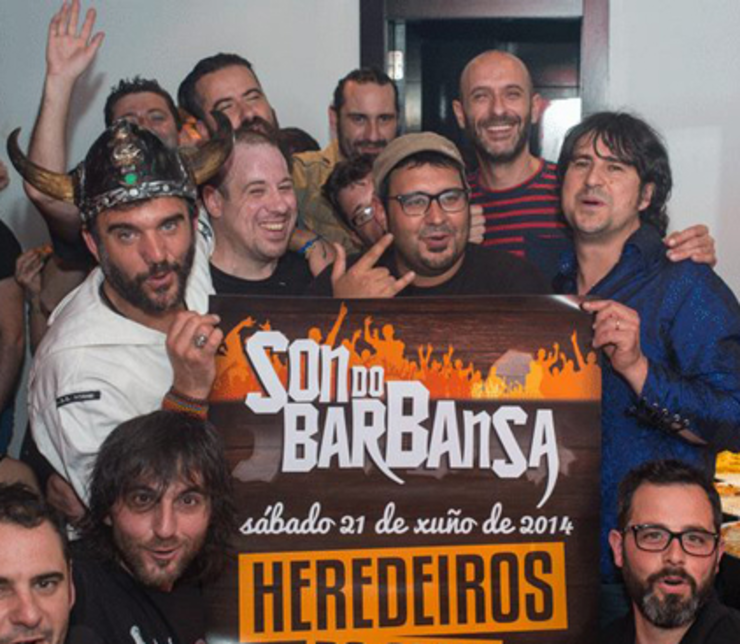 Os Herdeiros da Crus cun cartel do Son do Barbansa/airapro.com Os Herdeiros da Crus cun cartel do Son do Barbansa/airapro.com